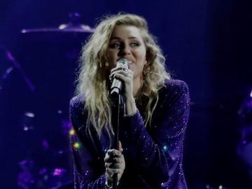 Miley Cyrus deslumbra con minivestido en California