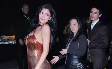 Kylie Jenner se ‘roba las miradas’ con ajustado vestido Versace y enamora a Timothée Chalamet