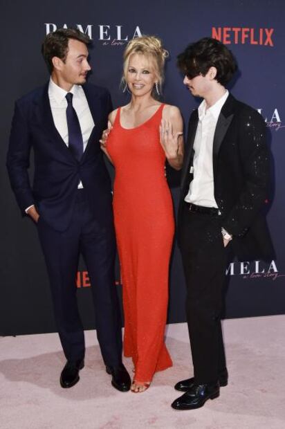 Pamela Anderson seduce con vestido rojo al estilo Jessica Rabbit en Los Ángeles 