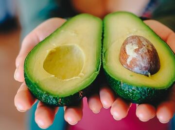 Lanzan tutorial para cortar aguacate, ante aumento de heridas en EU