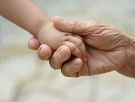 Mujer de 70 años da a luz a gemelos tras recibir tratamiento de fertilidad