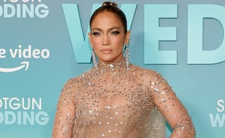 Jennifer Lopez arrasa en Las Vegas con catsuit transparente y responde a las críticas por su edad 