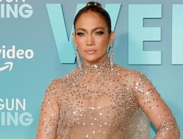 Jennifer Lopez impacta con vestido transparente y de lujo en Hollywood