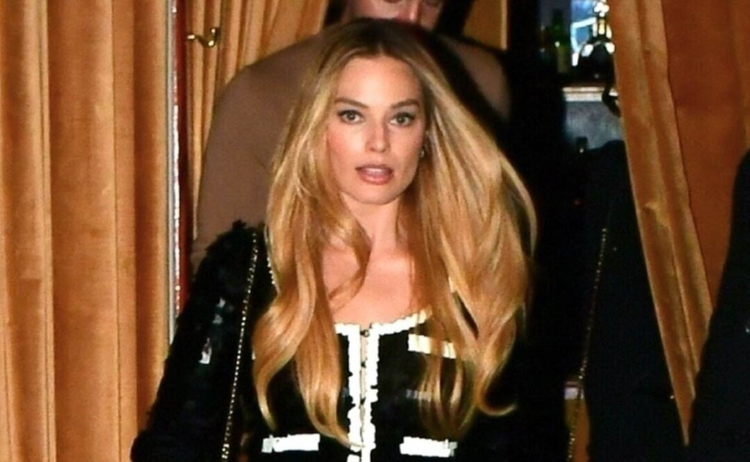 Margot Robie presume sus atléticas piernas con su falda más pequeña en Los Ángeles. Foto: The Grosby Group