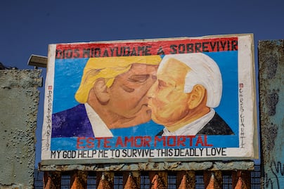 Biden y Trump “se besan” en pintura de protesta en muro fronterizo de México