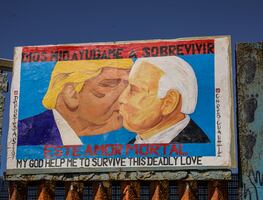 Biden y Trump “se besan” en pintura de protesta en muro fronterizo de México