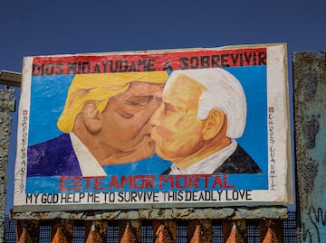 Biden y Trump “se besan” en pintura de protesta en muro fronterizo de México