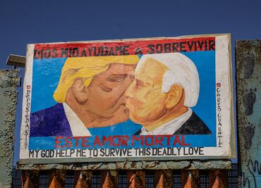 Biden y Trump “se besan” en pintura de protesta en muro fronterizo de México