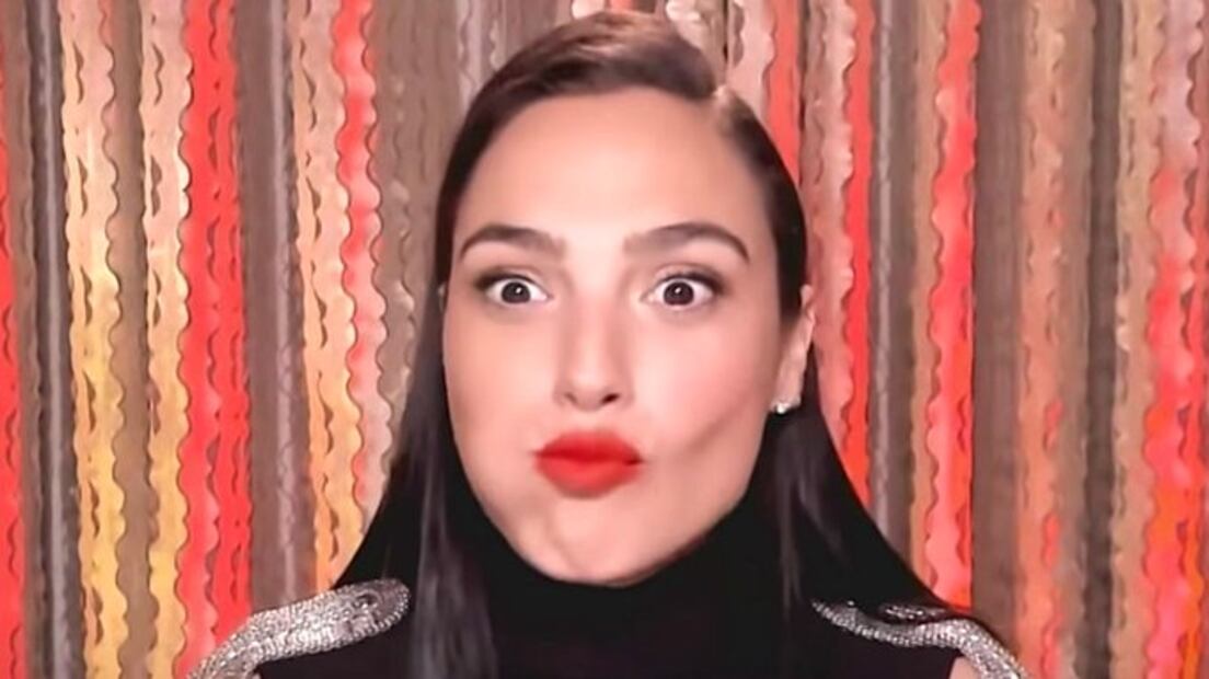 Gal Gadot prueba tacos e impacta con atuendo rojo en Instagram