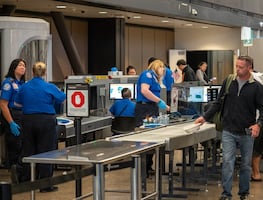 ¿Es posible viajar en avión por Estados Unidos si eres indocumentado?