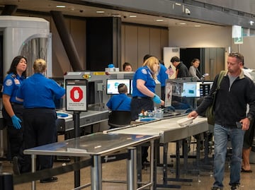 ¿Es posible viajar en avión por Estados Unidos si eres indocumentado?