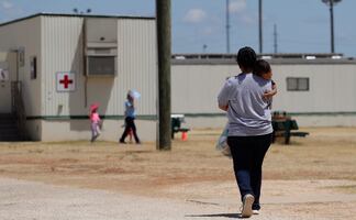 EU suspende deportación de inmigrantes abusadas por ginecólogo