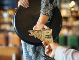 La propina: ¿tiene los días contados en Estados Unidos?