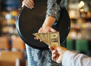 La propina: ¿tiene los días contados en Estados Unidos?