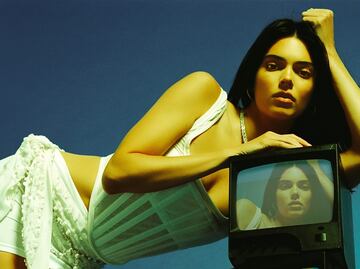 Kendall Jenner impacta con minifalda y corsé en sesión de fotos