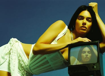 Kendall Jenner impacta con minifalda y corsé en sesión de fotos