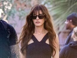 Anne Hathaway irradia belleza con crop top y falda en set de grabación