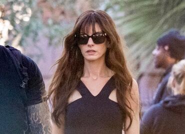 Anne Hathaway irradia belleza con crop top y falda en set de grabación