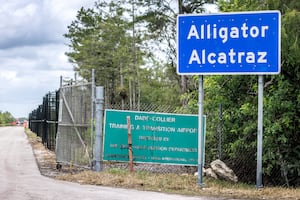 "Tuvimos que comer como animales": HRW denuncia abusos y trato degradante en centros para migrantes en Florida