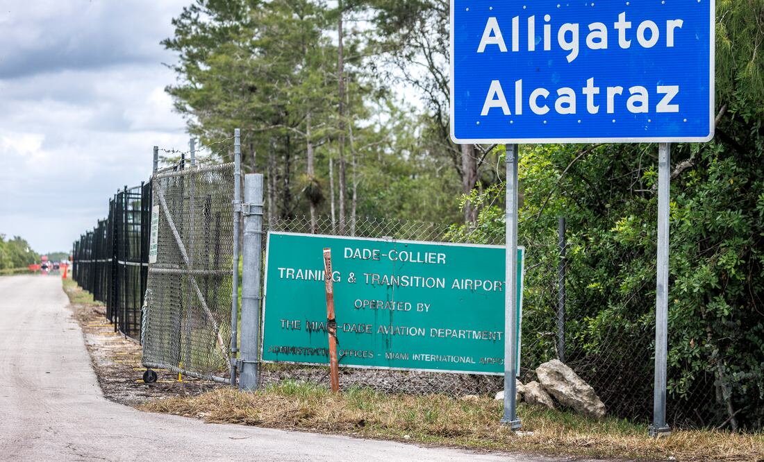 "Tuvimos que comer como animales": HRW denuncia abusos y trato degradante en centros para migrantes en Florida. EFE/EPA/CRISTOBAL HERRERA-ULASHKEVICH