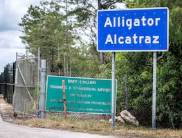 "Tuvimos que comer como animales": HRW denuncia abusos y trato degradante en centros para migrantes en Florida