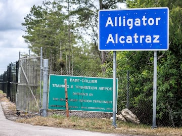 "Tuvimos que comer como animales": HRW denuncia abusos y trato degradante en centros para migrantes en Florida