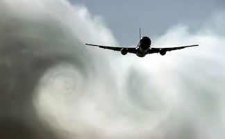 ¡Pánico en el aire! Pasajeros de Avianca lloran y rezan tras dos aterrizajes fallidos en aeropuerto de montaña. VIDEO