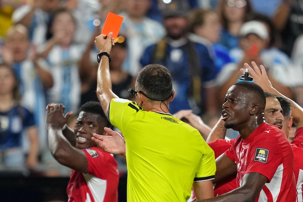 IFAB admite error arbitral que favoreció a Argentina en el Mundial 2026: la expulsión de Embolo fue incorrecta. Foto: (AP Foto/Ed Zurga)