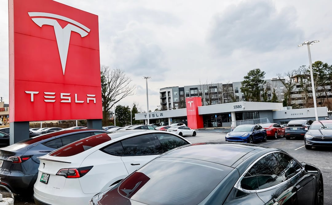 Tesla llama a revisar 2 millones de coches por problema de seguridad en piloto automático. EFE/EPA/ERIK S. LESSER