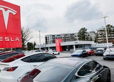 Increíble. Se desprende el volante de dos autos Tesla