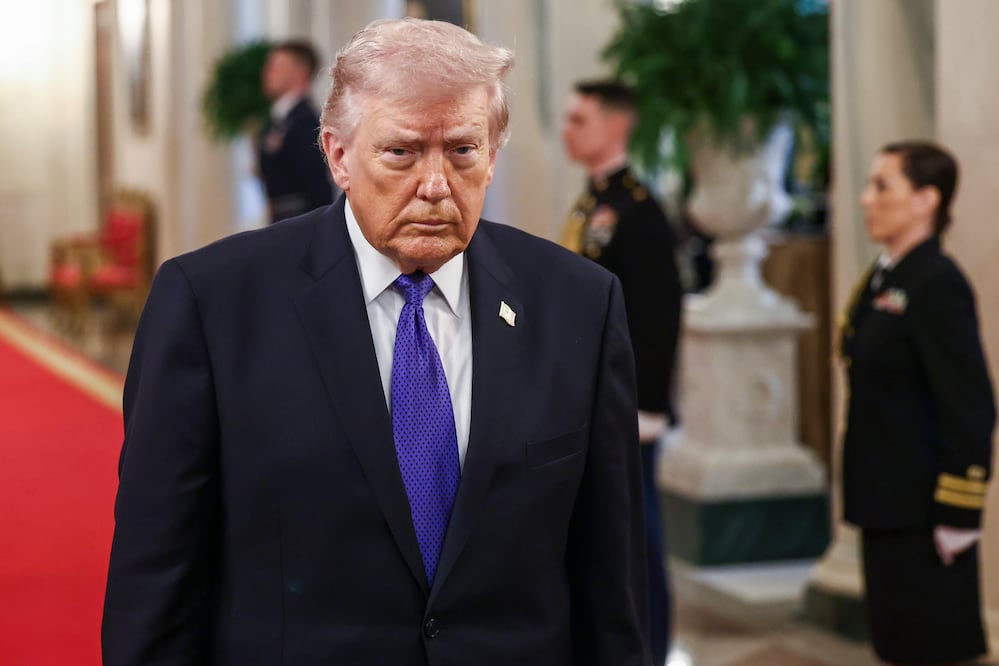 Trump a Irán: “Es demasiado tarde para negociar”; advierte nueva oleada de ataques. Foto: EFE/EPA/JIM LO SCALZO