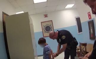 Video. Policía de Florida esposa y arresta a niño de 8 años 