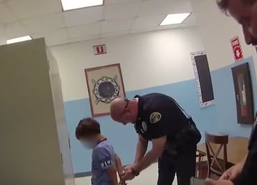 Video. Policía de Florida esposa y arresta a niño de 8 años