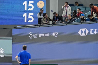 Tenista ruso fue descalificado tras golpear a espectador: “Fue un accidente, no golpeé la pelota con rabia”. VIDEO