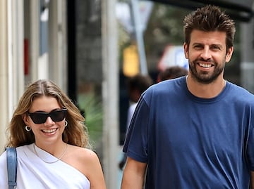 Clara Chía destila glamour con blusa asimétrica al pasear sonriente con Piqué en Barcelona