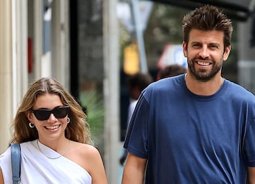 Clara Chía destila glamour con blusa asimétrica al pasear sonriente con Piqué en Barcelona