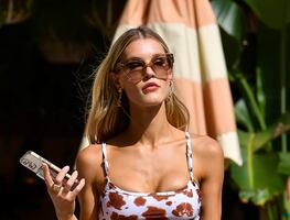 Joy Corrigan luce figura "de impacto" con bikini diminuto en Miami