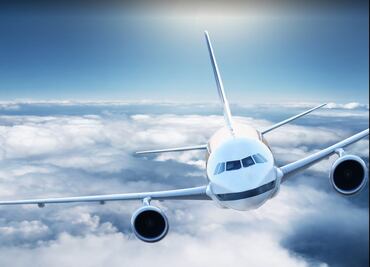 Médico acepta que manoseó a una mujer que dormía durante vuelo