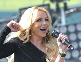 Britney Spears luce su tonificada figura con shorts y crop top