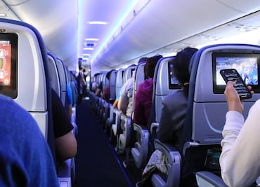 Detienen a 3 turistas estadounidenses por agredir a policías en avión