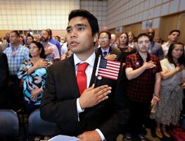 Estados Unidos aumenta subsidios para integración y naturalización de extranjeros