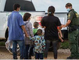 Fronteras de EU no están abiertas, continúa expulsión de migrantes: Mayorkas