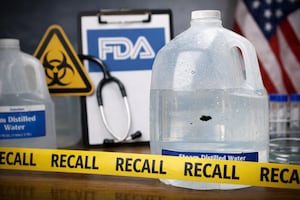Alerta FDA: retiran agua destilada por contaminación con sustancia negra extraña