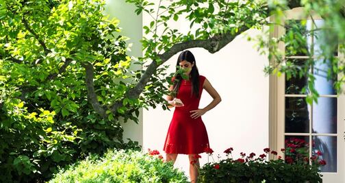 Asistente personal de Trump renuncia tras comentarios imprudentes