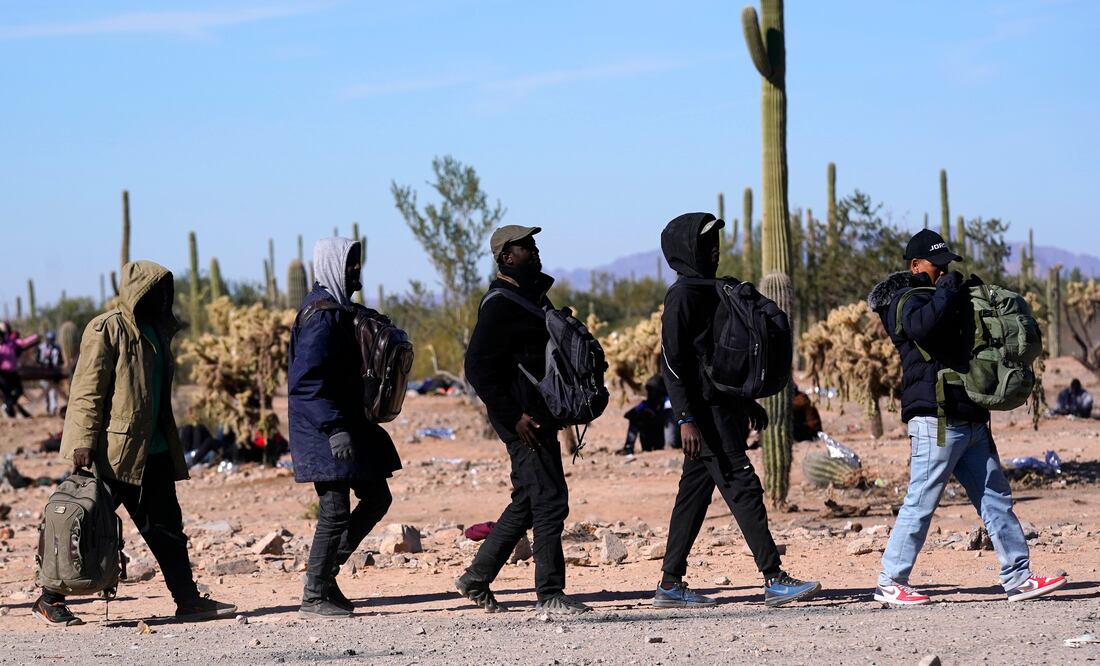 Polémica ley en Arizona podría eximir de cargos criminales a rancheros que maten a migrantes en sus tierras.  AP Photo/Ross D. Franklin)