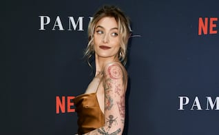 Paris Jackson se luce con espectacular vestido rojo tras viralizarse por escuchar música de Christian Nodal