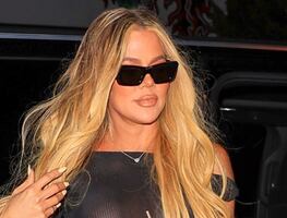 Khloe Kardashian enciende con braless en minivestido transparente a lado de Kylie Jenner