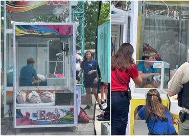 ¿Cómo lo hizo? Menor queda atrapado en máquina de peluches en parque de diversiones