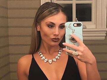 La novia de Luis Miguel presume figura en bikini verde