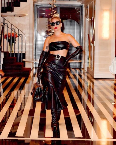 Lady Gaga estiliza su figura con atuendo de cuero en NY
